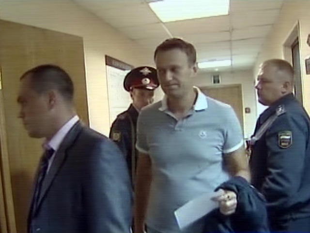 Известного блоггера и одного из лидеров оппозиционного движения Алексея Навального в четверг допросят по уголовному делу о призывах к беспорядкам во время "Марша миллионов" на Болотной площади 6 мая