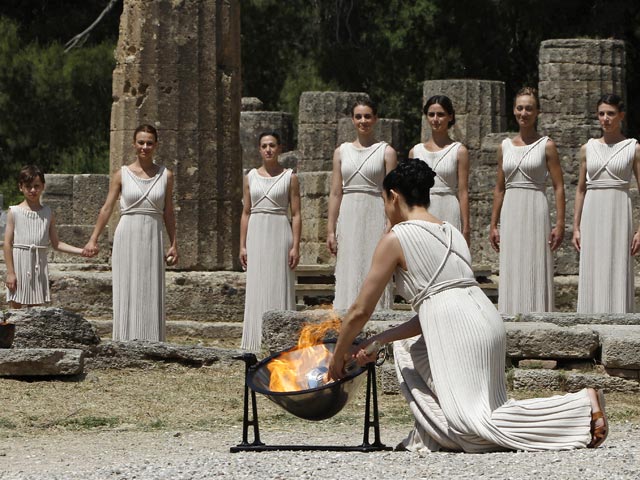 Греки зажгли от лучей солнца огонь Олимпиады-2012 