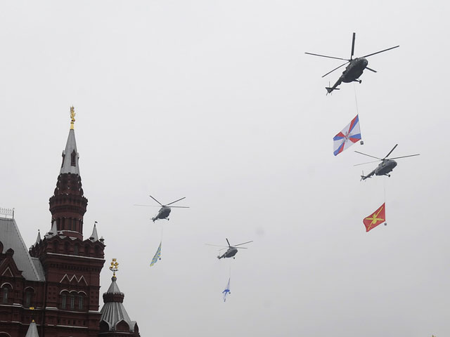 Вертолет-участник парада Победы в Москве флаг не терял: уронил только 1800 кг груза
