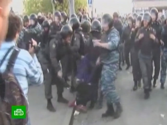 Возбуждено уголовное дело по факту запечатленного на видео избиения сотрудником полиции участницы "Марша миллионов" в Москве 6 мая