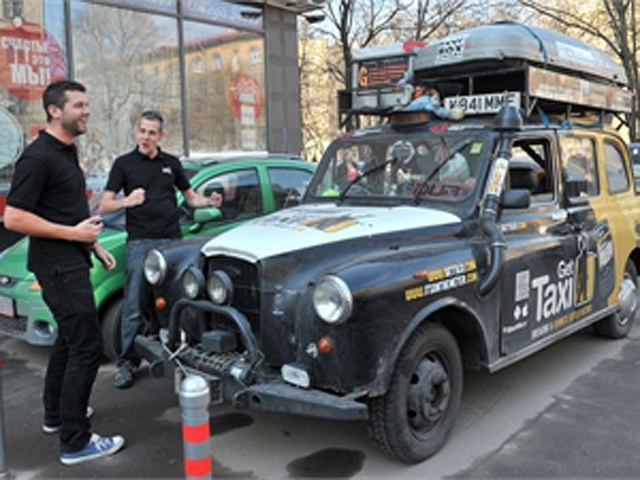 Первую в истории кругосветную поездку на такси завершили 11 мая трое подданных Соединенного Королевства