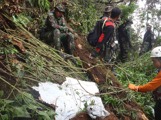 Группа бойцов спецназа Индонезии высадилась с вертолета в точку падения самолета Sukhoi SuperJet-100