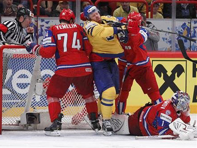 Над двумя российскими хоккеистами после матча со шведами нависла угроза дисквалификации