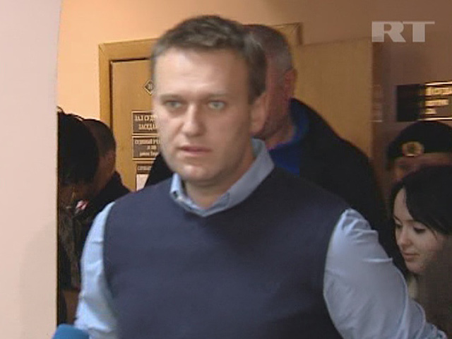 Оппозиционный активист Алексей Навальный, 9 мая заключенный под административный арест за противодействие полиции, доставлен в субботу в Пресненский суд Москвы