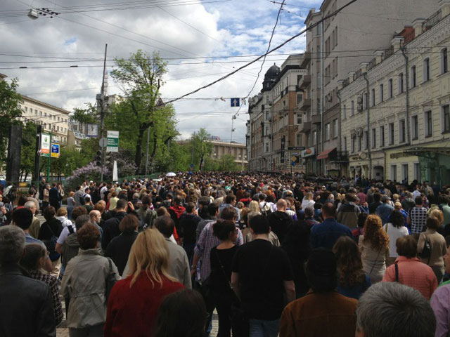 "Контрольная прогулка" с тысячей участников блокировала движение
