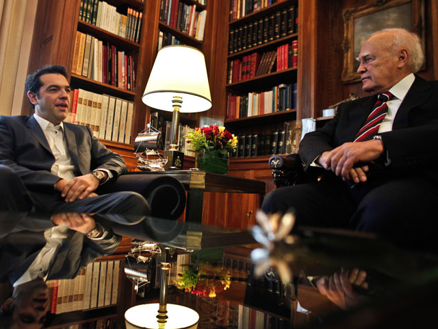 Президент Греции Каролос Папульяс (справа) на встрече с лидером партии СИРИЗА Алексисом Ципрасом