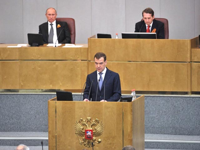 Избрание главой российского правительства Дмитрия Медведева, который сегодня, как ожидается, представит президенту предложения по структуре и составу нового кабинета министров, будет стоить карьеры одному высокопоставленному чиновнику кремлевской админист