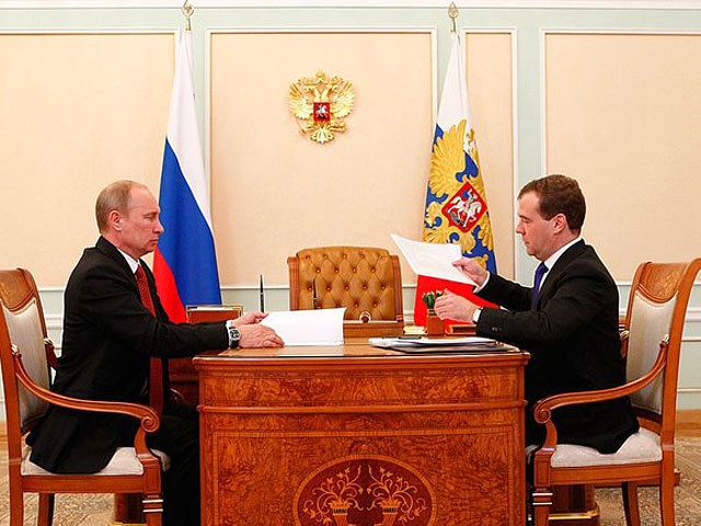 Премьер-министр РФ Дмитрий Медведев во вторник утром прибыл в Кремль на встречу с президентом Владимиром Путиным, чтобы представить предложения по структуре и составу нового Кабинета министров