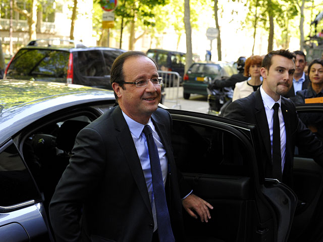 Победивший на президентских выборах во Франции Франсуа Олланд подписал акт о вступлении в должность президента, официально став новым главой государства