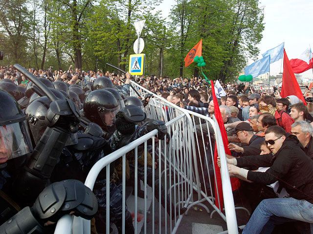 Следствие начало допросы по делу о беспорядках во время "марша миллионов" на Болотной площади Москвы 6 мая