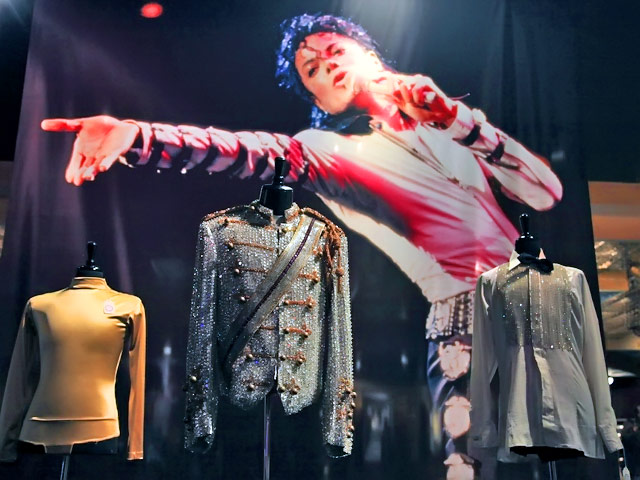 Сценические костюмы скончавшегося почти три года назад "короля поп-музыки" Майкла Джексона, покажут в Европе и Азии, после чего они будут проданы на торгах в Лос-Анджелесе