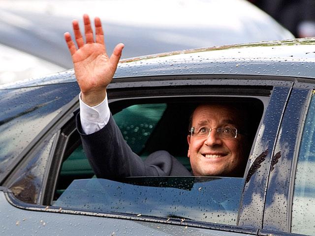 В самолет Франсуа Олланда, который лишь сегодня прошел через церемонию инаугурации, попала молния по пути в Берлин