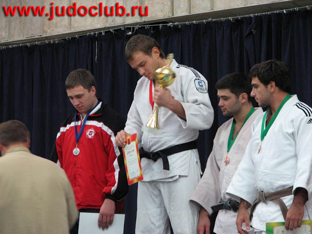 Сослану Габуев (второй справа)