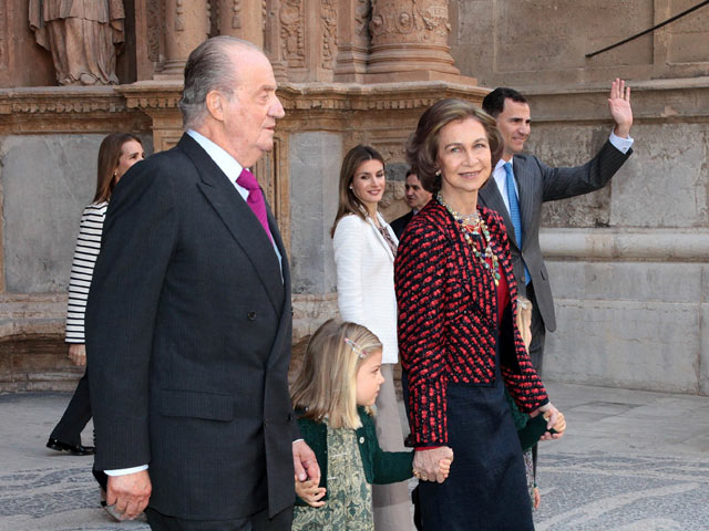 Новый дипломатический скандал назревает между Мадридом и Лондоном: испанская королева София отменила визит в Великобританию, где супругу короля Хуана Карлоса ждали на торжествах по случаю 60-летия царствования королевы Елизаветы II
