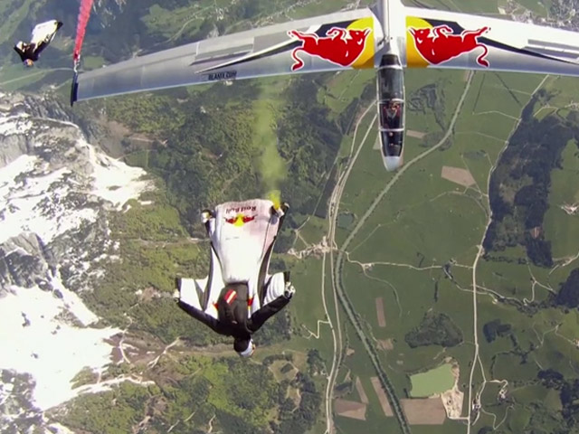 Устроив шоу над Альпами, скайдайверы заглянули в глаза пролетавшим рядом пилотам