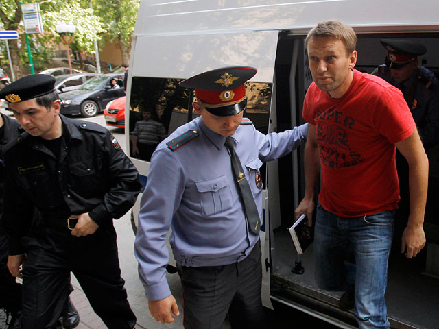 Блоггер-оппозиционер Алексей Навальный просит Следственный комитет РФ привлечь к уголовной ответственности представителей столичной мэрии и полиции