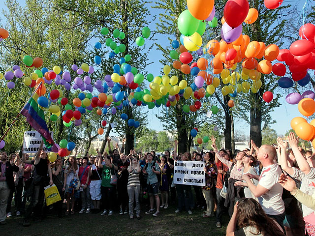 Около 100 представителей секс-меньшинств провели в центре Санкт-Петербурга вечером в четверг акцию, посвященную "международному дню борьбы с гомофобией", которая обернулась жестокими нападениями на ее участников