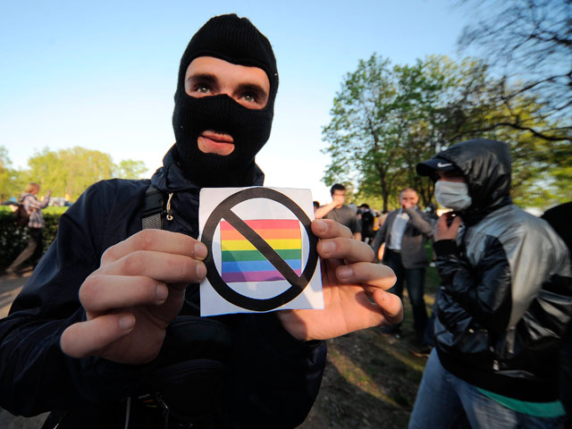 В правоохранительных органах Санкт-Петербурга возбудили уголовное дело в отношении молодого человека, стрелявшего из травматического пистолета во время нападения на акцию гомосексуалистов