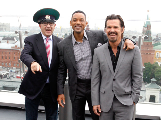 Голливудский актер Уилл Смит вместе с режиссером Барри Зонненфельдом и актером Джошом Бролином прилетел накануне в Москву, чтобы 18 мая представить третью часть фантастического фильма "Люди в черном"
