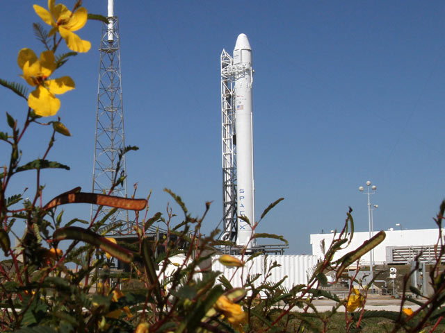 Американская компания Spacex в очередной раз перенесла первый испытательный полет коммерческого корабля-капсулы Dragon к Международной космической станции