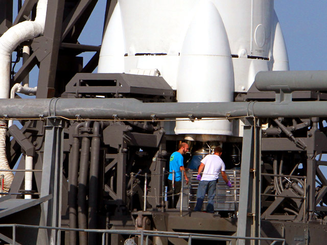 Причиной срыва запуска частного космического корабля Dragon стал неисправный клапан в одном из двигателей ракеты-носителя, сообщает производитель корабля и ракеты компания SpaceX