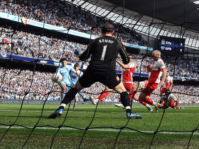 Руководители "Манчестер Сити" попросили полицию помочь вернуть победный мяч, который аргентинский форвард Серхио Агуэро забил в ворота "Куинз Парк Рейнджерс" (3:2)