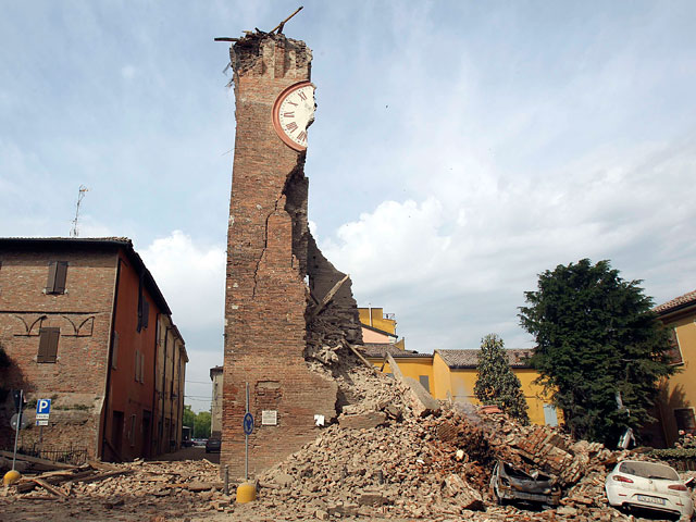 Cильное афтершоковое землетрясение магнитудой 5,1 произошло на севере Италии, несколько зданий после него были разрушены