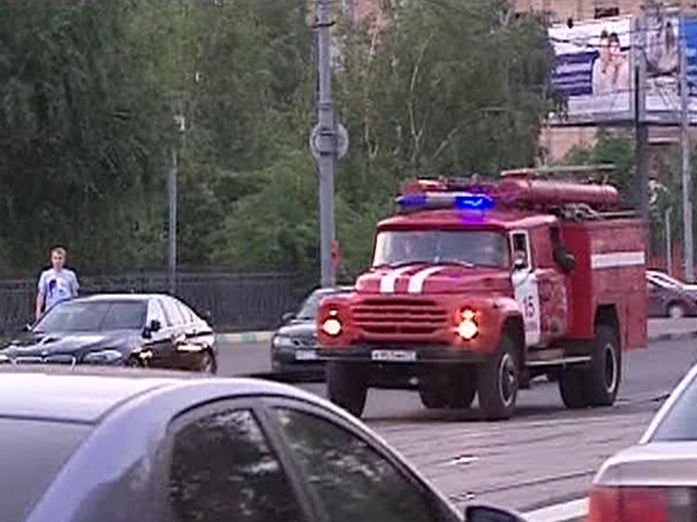 Один человек погиб, еще один получил тяжелые травмы в результате пожара на севере Москвы