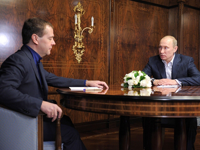 В понедельник - президент Владимир Путин должен, наконец, утвердить кандидатуры, предложенные ему премьером Дмитрием Медведевым еще неделю назад