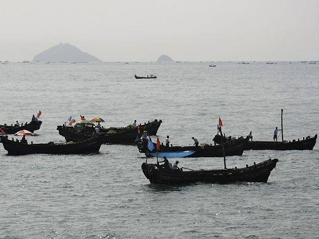 Экипажи трех китайских рыболовецких судов, которые были захвачены и в течение 13 суток удерживались в КНДР, вернулись на родину