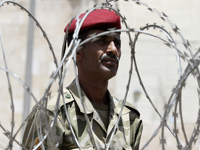 По меньшей мере 50 военнослужащих погибли в результате подрыва террориста-смертника во время репетиции военного парада в понедельник в столице Йемена Сане