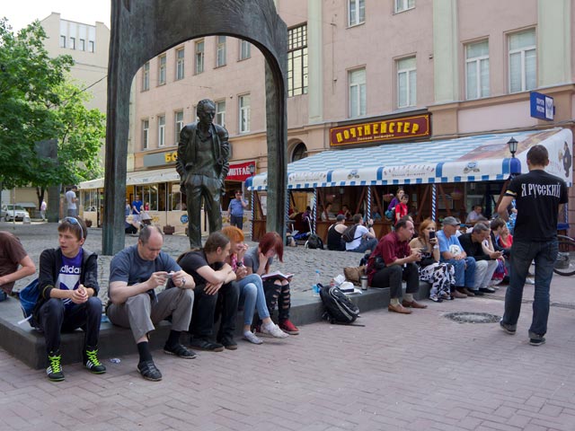 Участники акции оппозиции в центре Москвы разделились на две части: некоторые активисты остались на Кудринской площади, остальные переместились к памятнику Булату Окуджаве на Старом Арбате