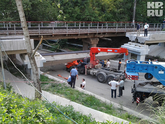 В Хостинском районе Сочи на улице Фабрициуса во вторник "КамАЗ" задел перекрытие строящего моста, после чего тяжелая бетонная плита буквально раздавила кабину грузовика