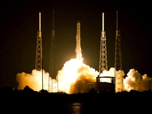 Беспилотный грузовой Dragon, созданный негосударственной американской компанией SpaceX, был запущен во вторник с космодрома на мысе Канаверал во Флориде
