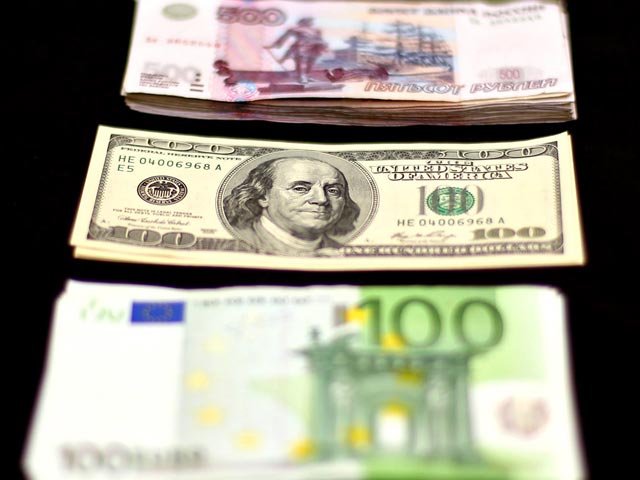 Российский рубль к середине дня 23 мая демонстрирует снижение по отношению к бивалютной корзине и особенно к доллару США