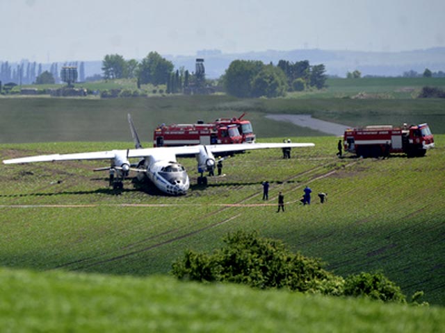 В Чехии совершил аварийную посадку российский военный самолет Ан-30. Он приземлился на аэродроме города Часлав, недалеко от Праги. В ходе посадки самолет загорелся
