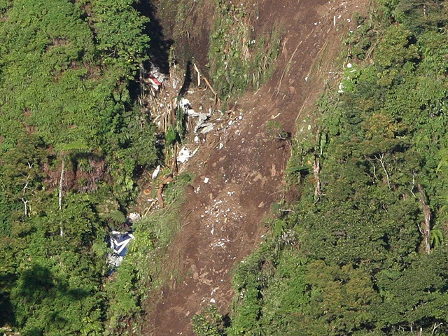 По прошествии двух недель после крушения в Индонезии российского самолета Sukhoi Superjet 100 отвергнута еще одна версия о причинах трагедии