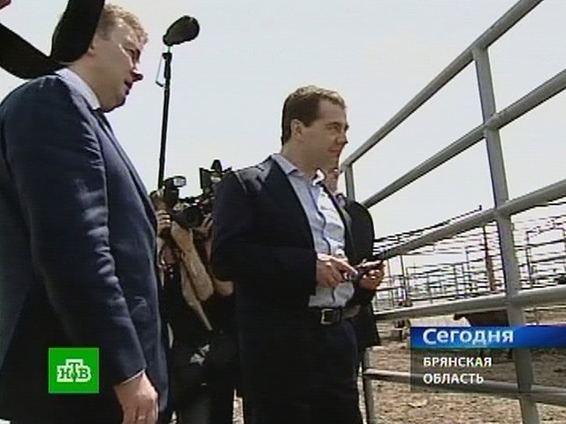 Премьер-министру РФ Дмитрию Медведеву, находящемуся с визитом в Брянской области, пришлось прервать совещанию по развитию мясного животноводства