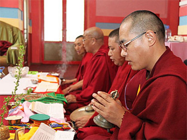 Буддийские ламы нескольких дацанов в Бурятии для предотвращения лесных пожаров совершили большой обряд, посвященный владыке водной стихии Лусууд Хаану и вызвали дождь