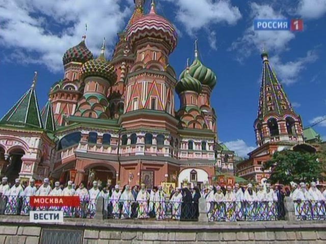 Тысячи людей молились в Москве вместе с патриархом Кириллом у чудотворной Иверской иконы