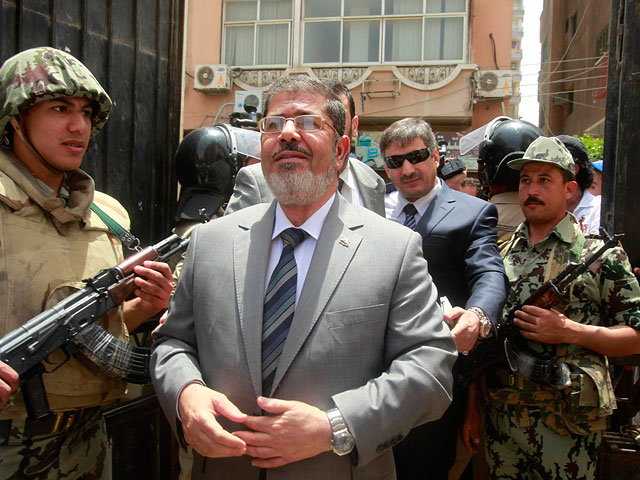 После обработки более 50% бюллетеней первое место занимает представитель исламистского движения "Братья-мусульмане" Мухаммед Мурси, набирающий почти 31% голосов