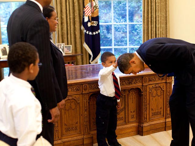Как рассказывает издание, снимок был сделан в знаменитом Овальном кабинете в мае 2009 года - на пятый месяц президентства Обамы. Пятилетний Джейкоб Филадельфия в тот день был в Белом доме вместе со своим отцом, бывшим морским пехотинцем