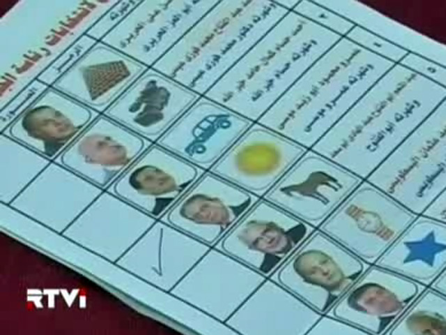 На президентских выборах в Египте во второй тур выходят представитель "Братьев-мусульман" Мохаммед Мурси и бывший премьер-министр в правительстве Хосни Мубарака Ахмед Шафик
