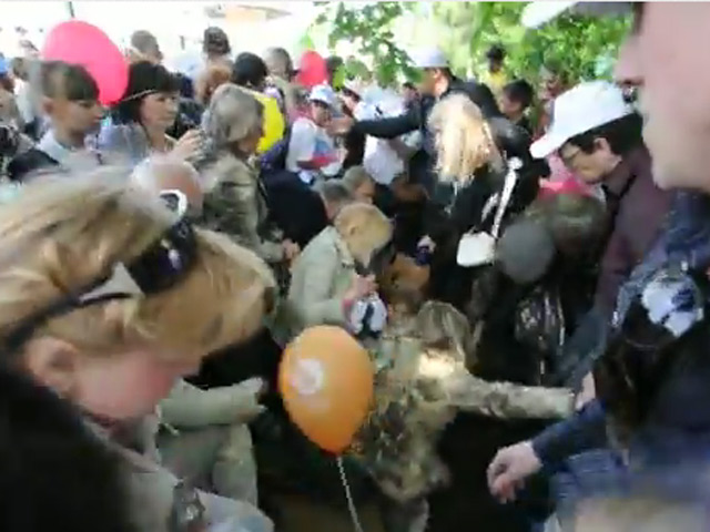 "Праздник мороженого", организованный ЛДПР в московском парке Сокольники, обернулся давкой: собравшиеся не смогли поделить два грузовика эскимо