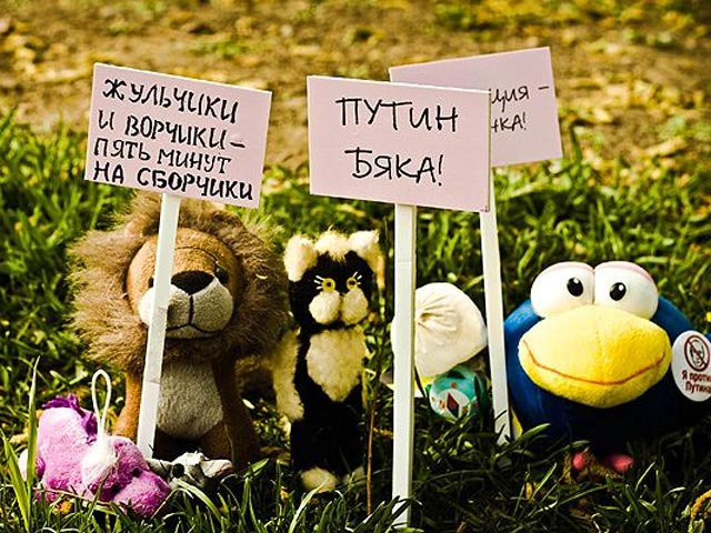 Сотрудники петербургской полиции вытеснили городских оппозиционеров из Александровского парка у Адмиралтейства, где они раскинули лагерь, переместившись туда с Исаакиевской площади. Полицейских возмутил "митинг игрушек"