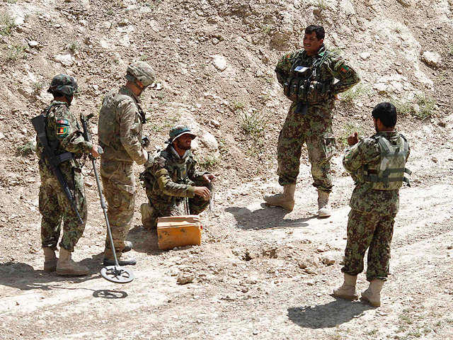 На юге Афганистана в субботу при нескольких взрывах фугасных зарядов погибли четыре военнослужащих международных сил