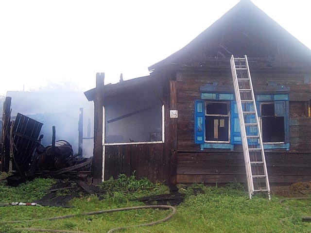 Саратовский слесарь по дороге на работу спас из горящего дома двух человек и скрылся