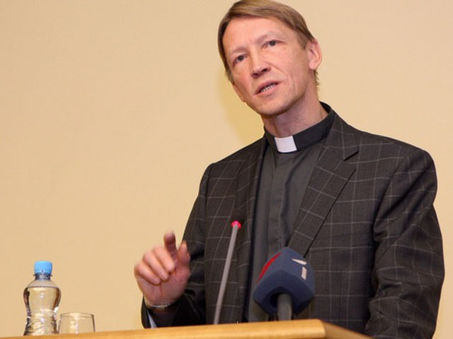 Латвийские парламентарии встретились со священником Юрисом Рубинисом, написавшим "Манифест доброй воли"