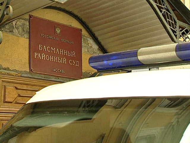 Басманный суд Москвы отправил под домашний арест на два месяца Александру Духанину, которую на днях задержали по делу о беспорядках на Болотной площади в Москве