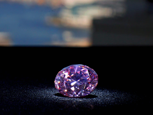 На аукционе в Гонконге продан один из самых больших розовых бриллиантов в мире